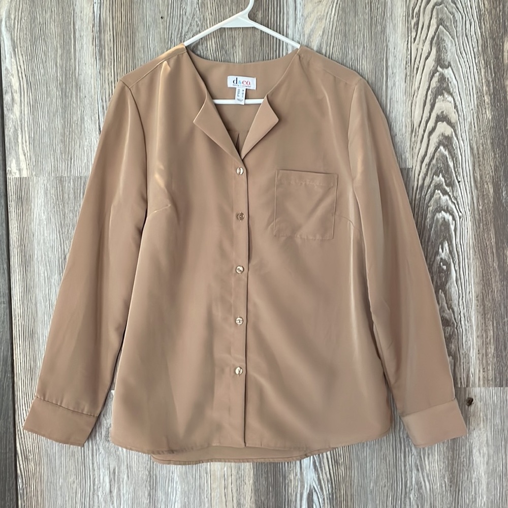 D&Co collarless khaki button-down blouse, M